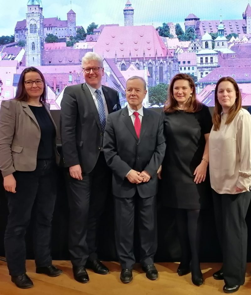 Von links nach rechts: Fraktionsvorsitzende Bündnis 90/Die Grünen Maria Scherrers, Honorarkonsul Herr Dr. Matthias Everding, Festredner Herr Prof. Dr. Henri Ménudier, die Referentin für Schule und Sport der Stadt Nürnberg Frau Cornelia Trinkl und Generalkonsulin Frau Corinne Pereira.