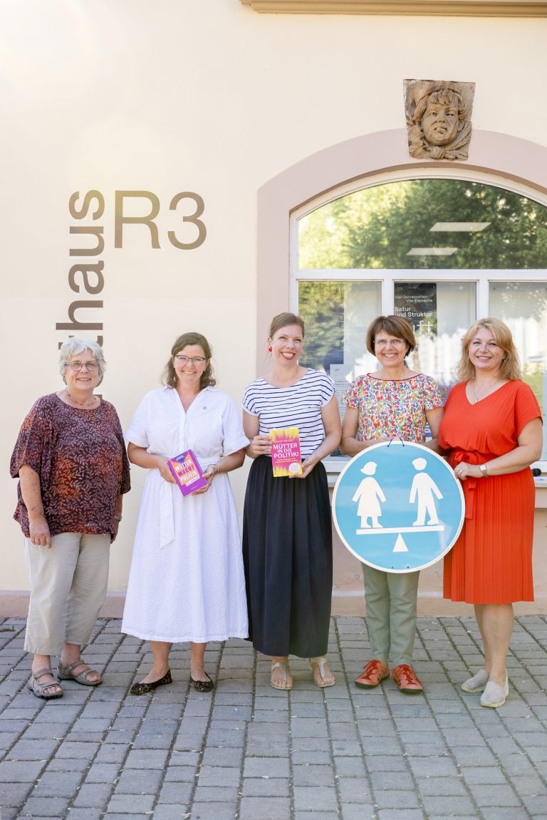 „Mütter in die Politik!“ – Wir haben eingeladen zum Abend über Sorgearbeit, Sichtbarkeit und strukturelle Hürden